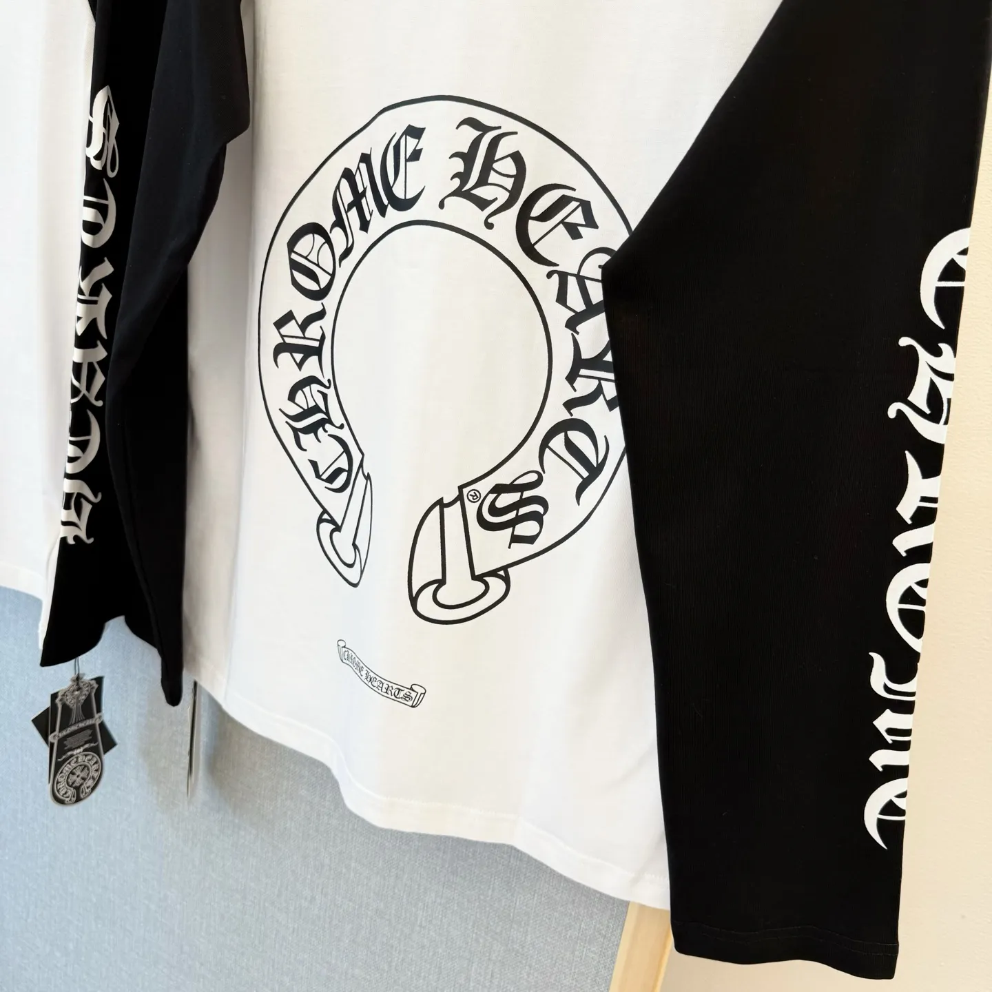 P180 Style number: D413 ChromeHearts-CH ChromeHearts cross Sanskrit black and white splicing printed long sleeves SIZE #s m l xl Size reference picture 9